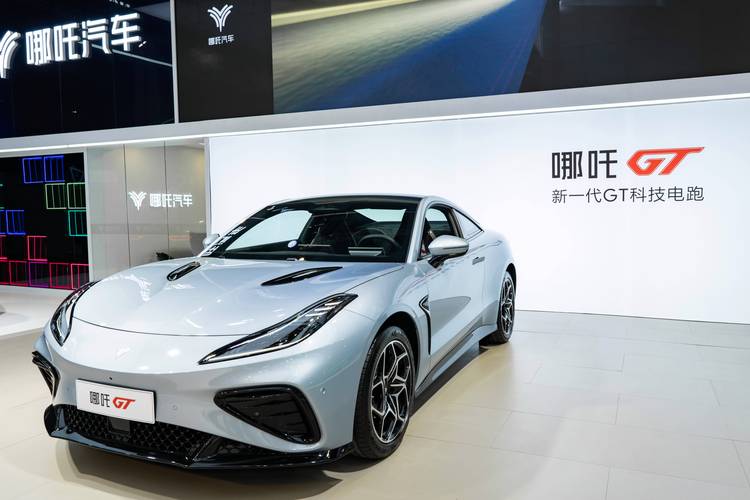 重庆191哪吒汽车在智能汽车领域的表现，领途汽车在新能源汽车市场中的影响力